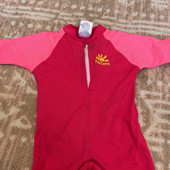 No zone rashguard Sun protective swim suit - Picture 3 of 6